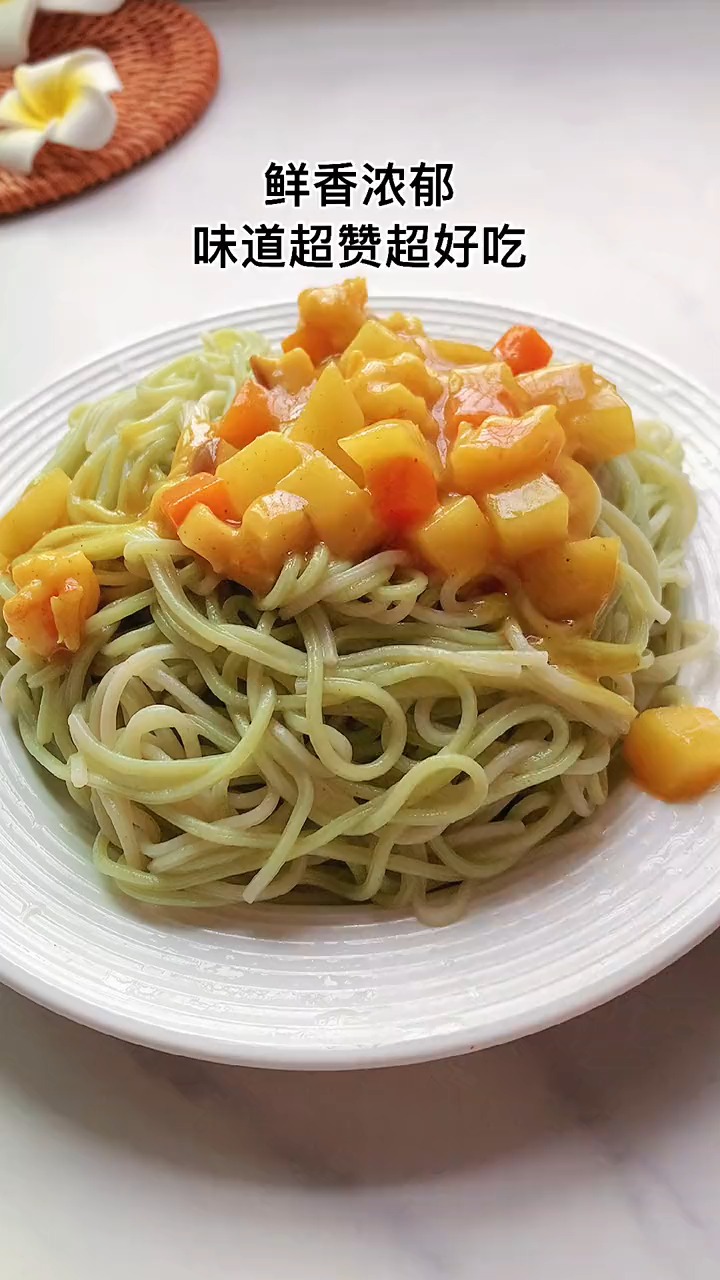 #轻知计划#天气炎热不爱吃饭的宝宝真的可以试试这个虾仁咖喱面分分钟光盘那种。