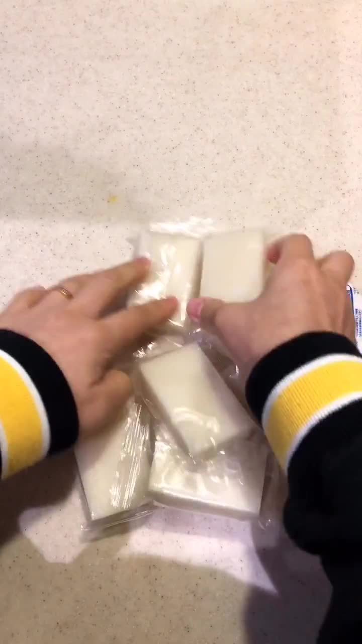 一个日本的拉丝网红年糕...蛮好吃的,我把年糕煎了会儿再和红豆一起微波炉里面转了下。直接微