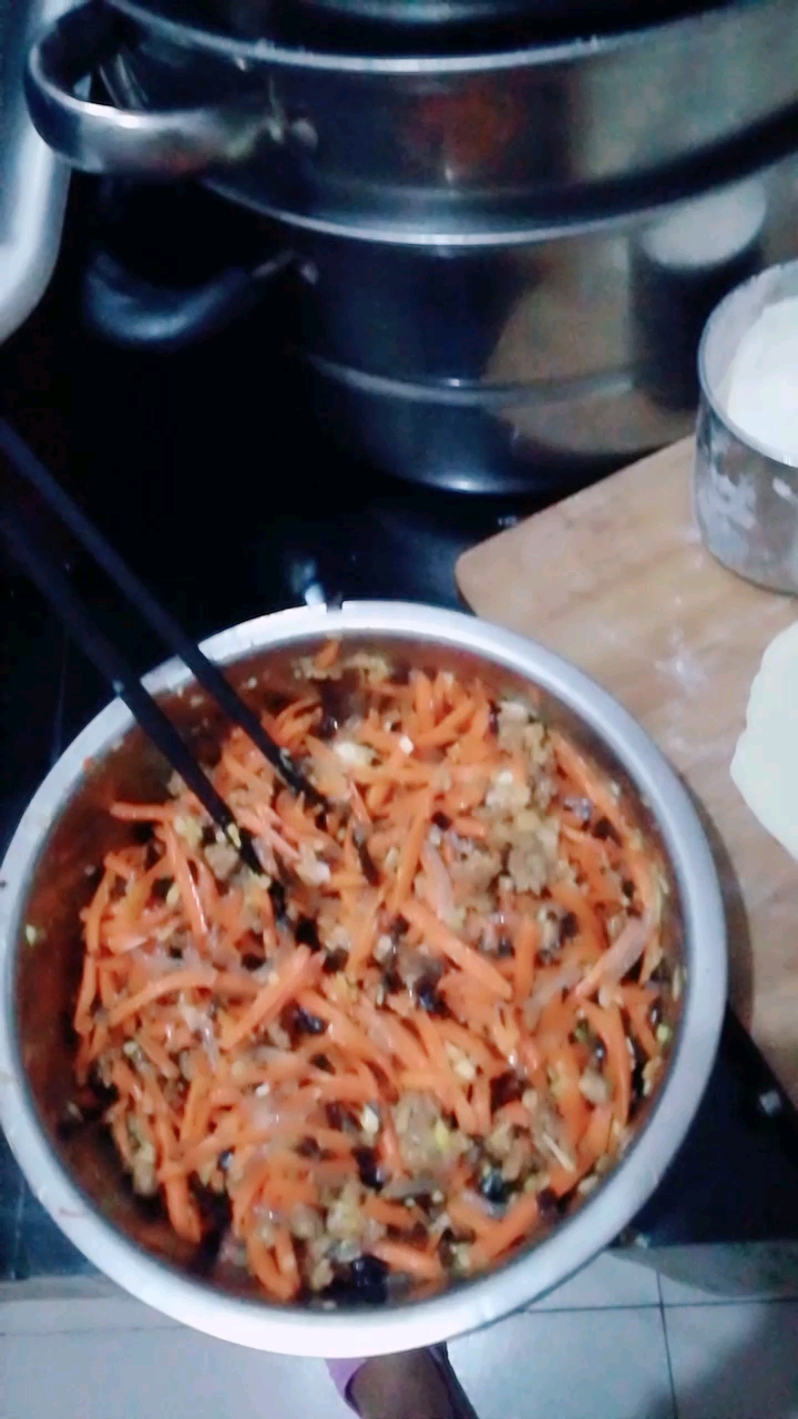 今天来一个家庭版的胡萝卜猪肉木耳粉条馅的水煎包