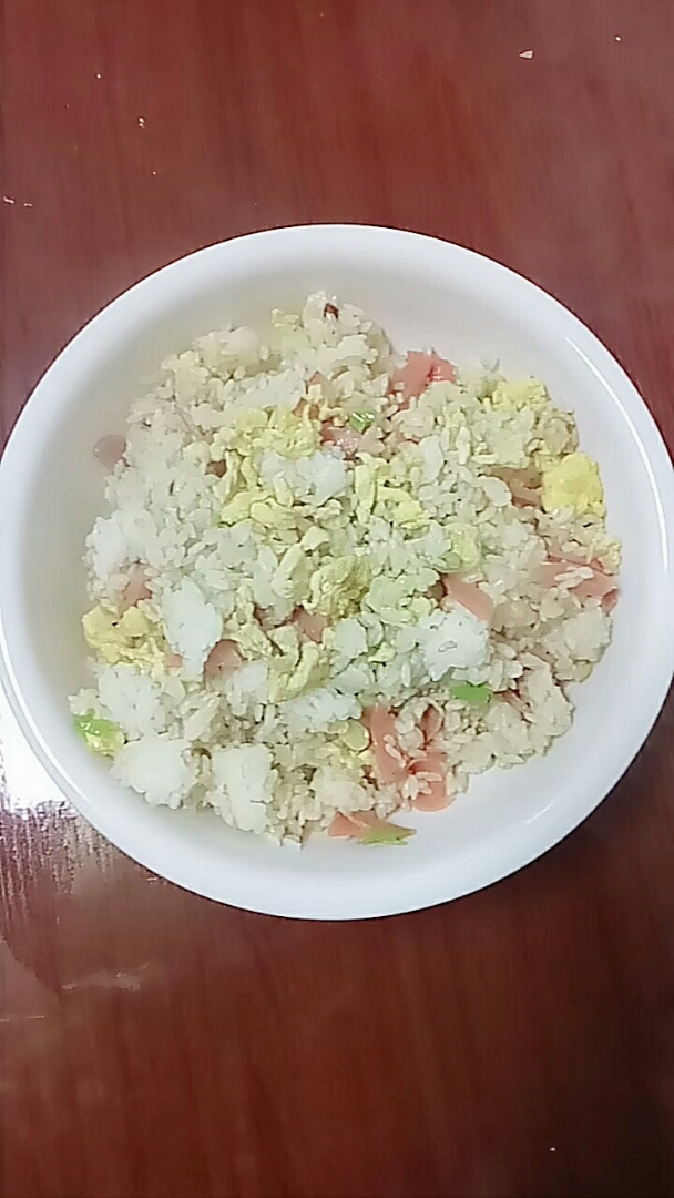 鸡蛋火腿肠炒米饭,看着就好吃
