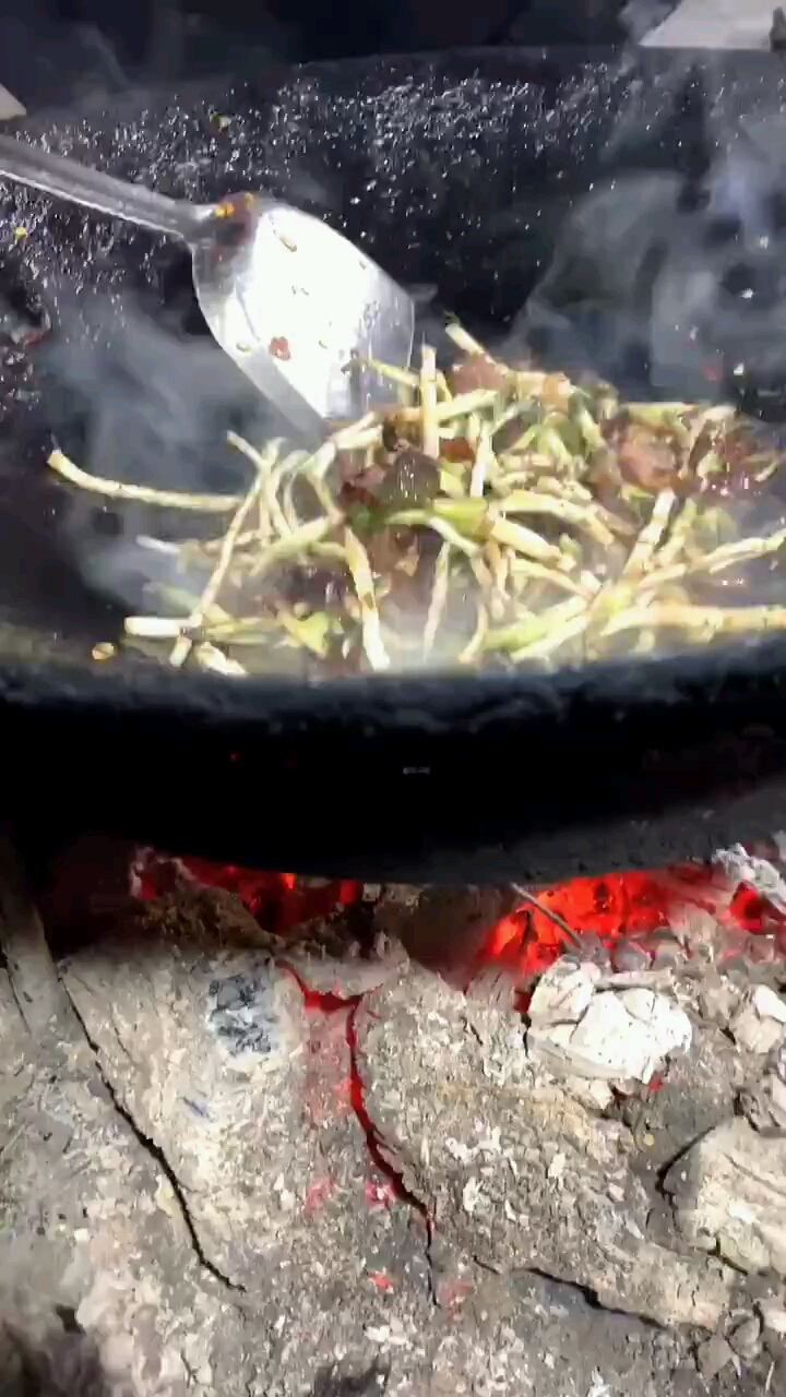 腊肉炒折耳根味道太香了!