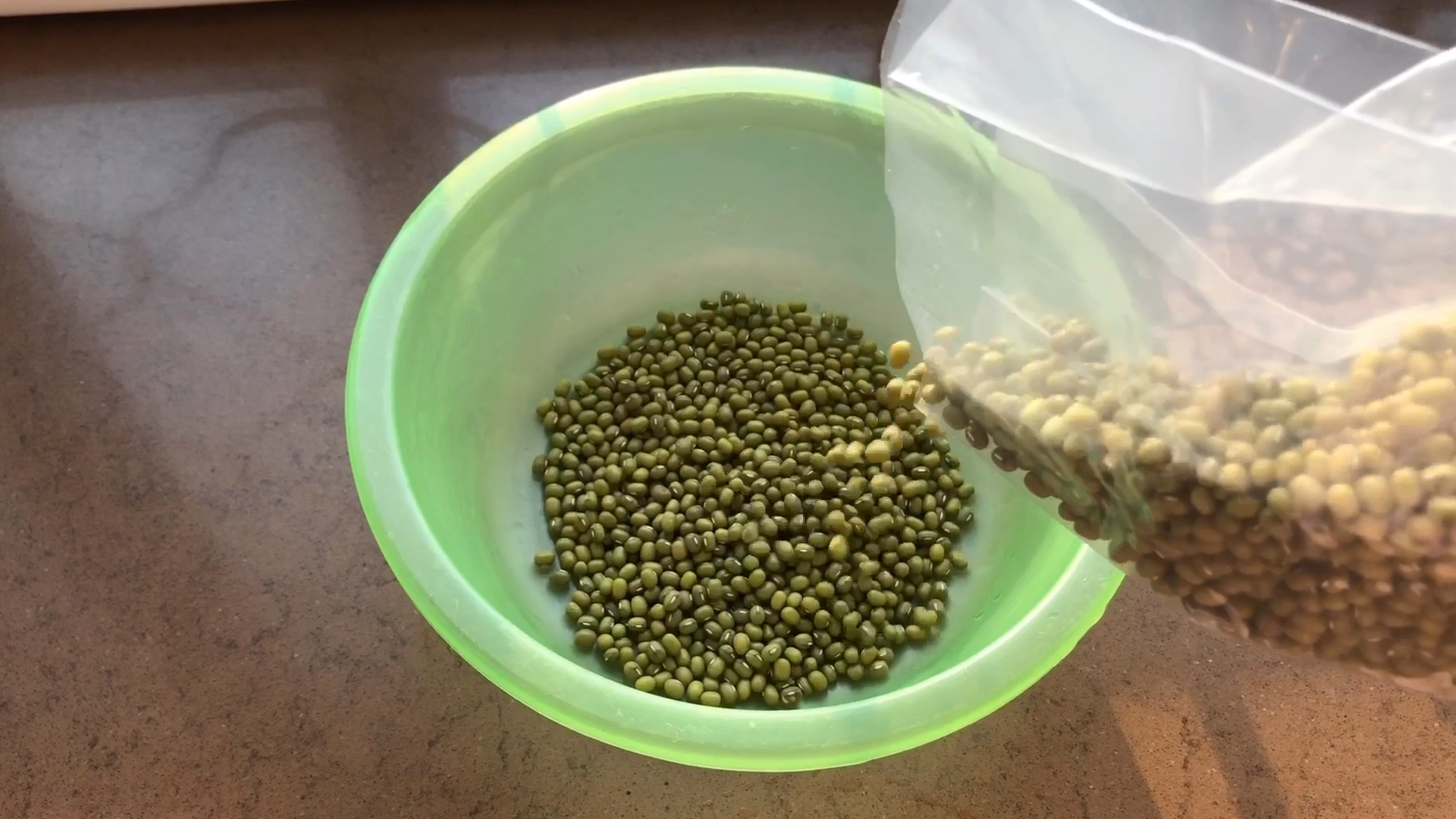 绿豆跟糯米粉不用放油,周末福二姨做了什么?宝宝抢着吃