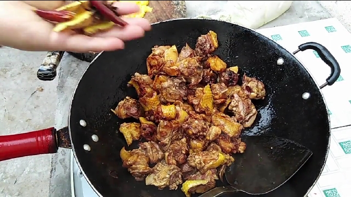 波姐用土鸡做土豆烧鸡,吸饱鸡汁的土豆和浓香的鸡肉让人回味无穷
