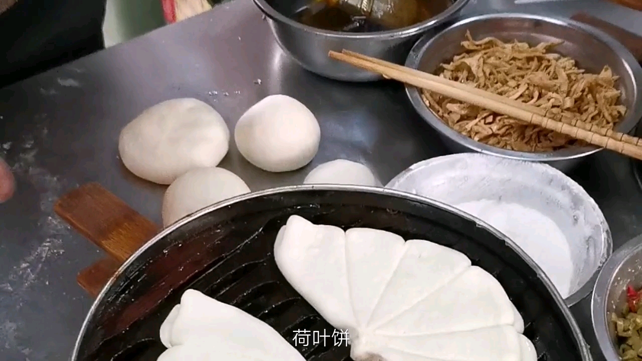 荷叶饼里面可以夹鸡蛋,酸豆角,梅菜扣肉