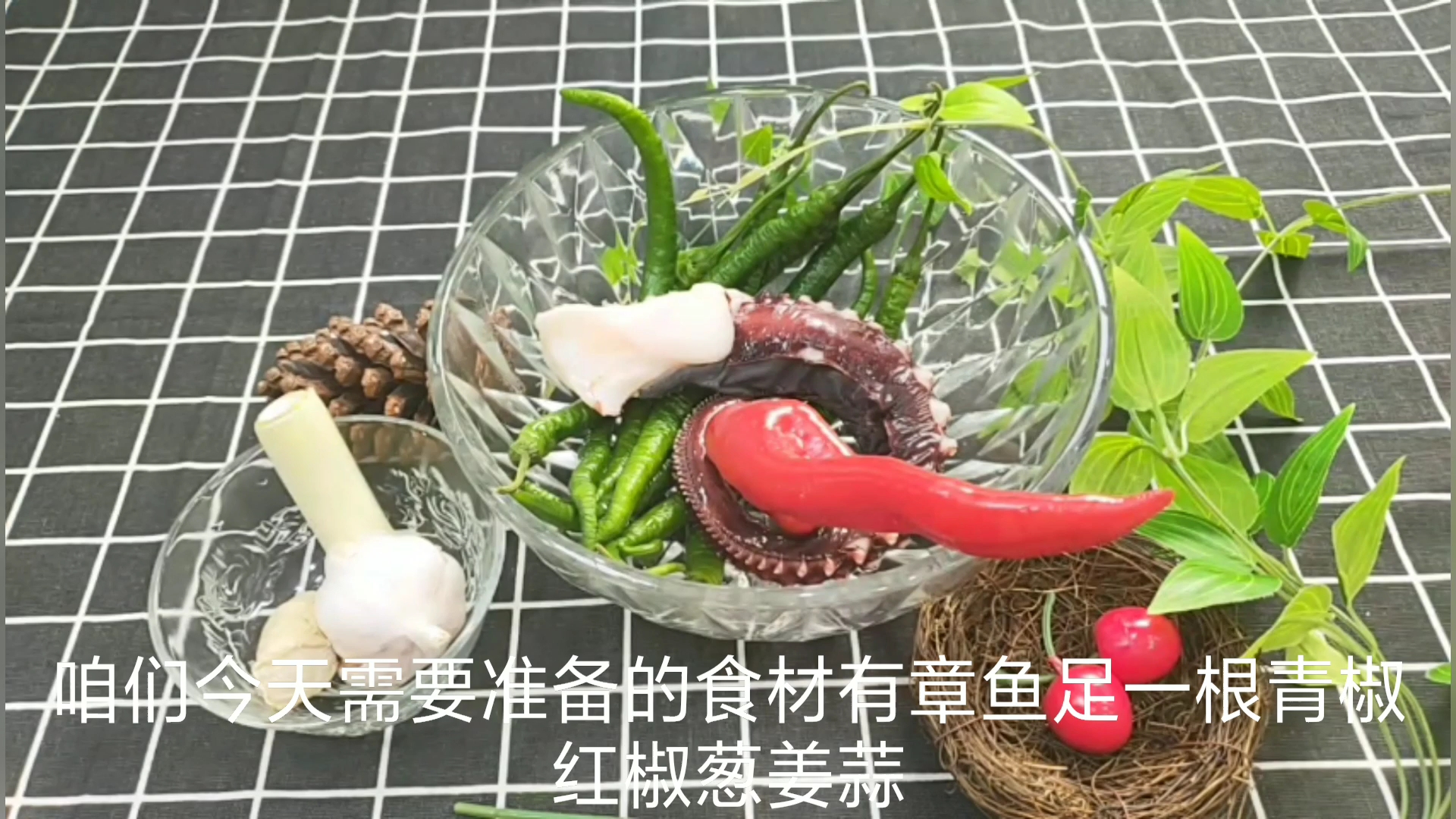 深海章鱼的一个脚就可以做道菜,而且美味,小伙真是厉害