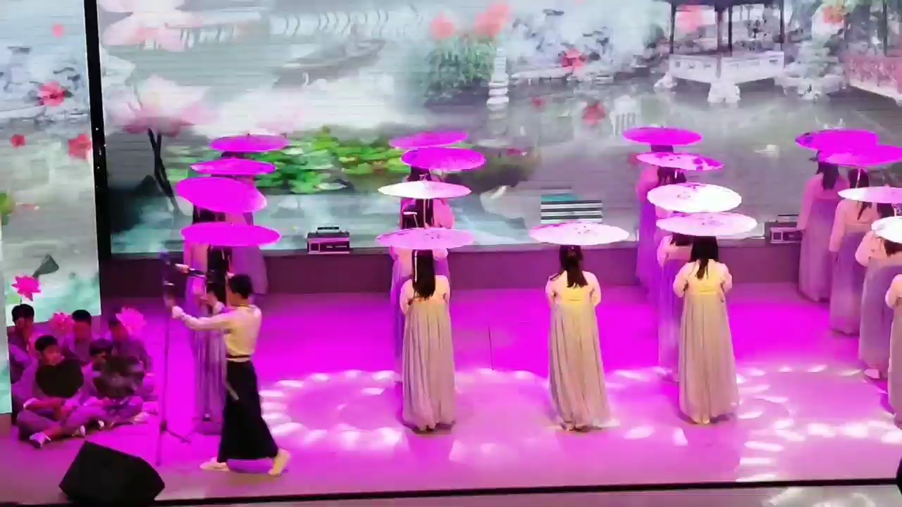 舞蹈《鱼戏莲叶间》