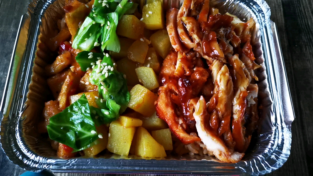 酱香浓郁的烤肉拌饭