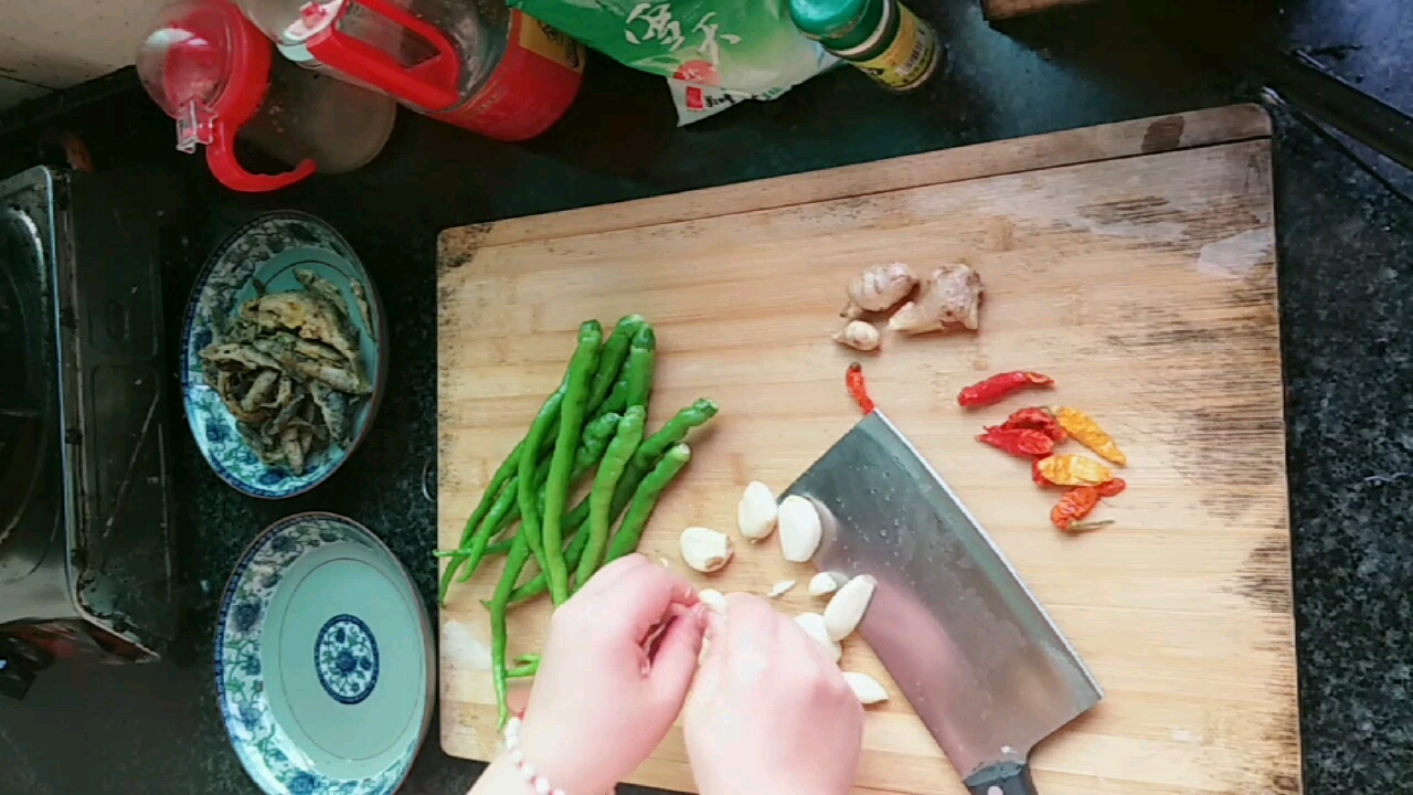 二妹做了一道湖南地道的湘菜青椒炒河鱼仔,炒了一大盘小娃不够吃