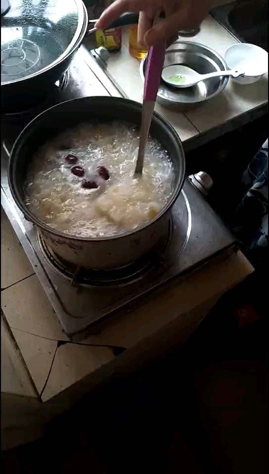 桃胶雪燕皂角米银耳粥