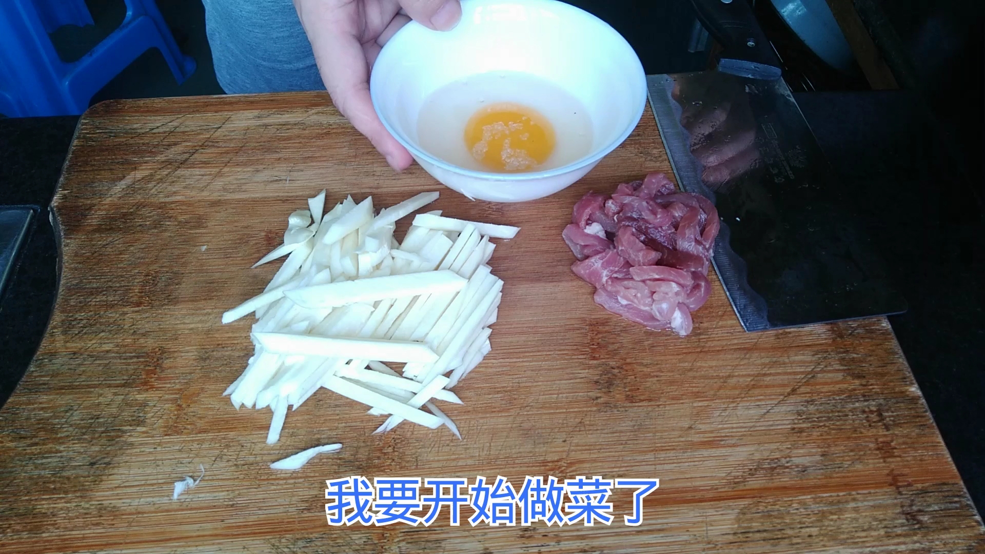 一个人的午餐,茭白肉丝蛋汤加两个白米粽子,简单又好吃