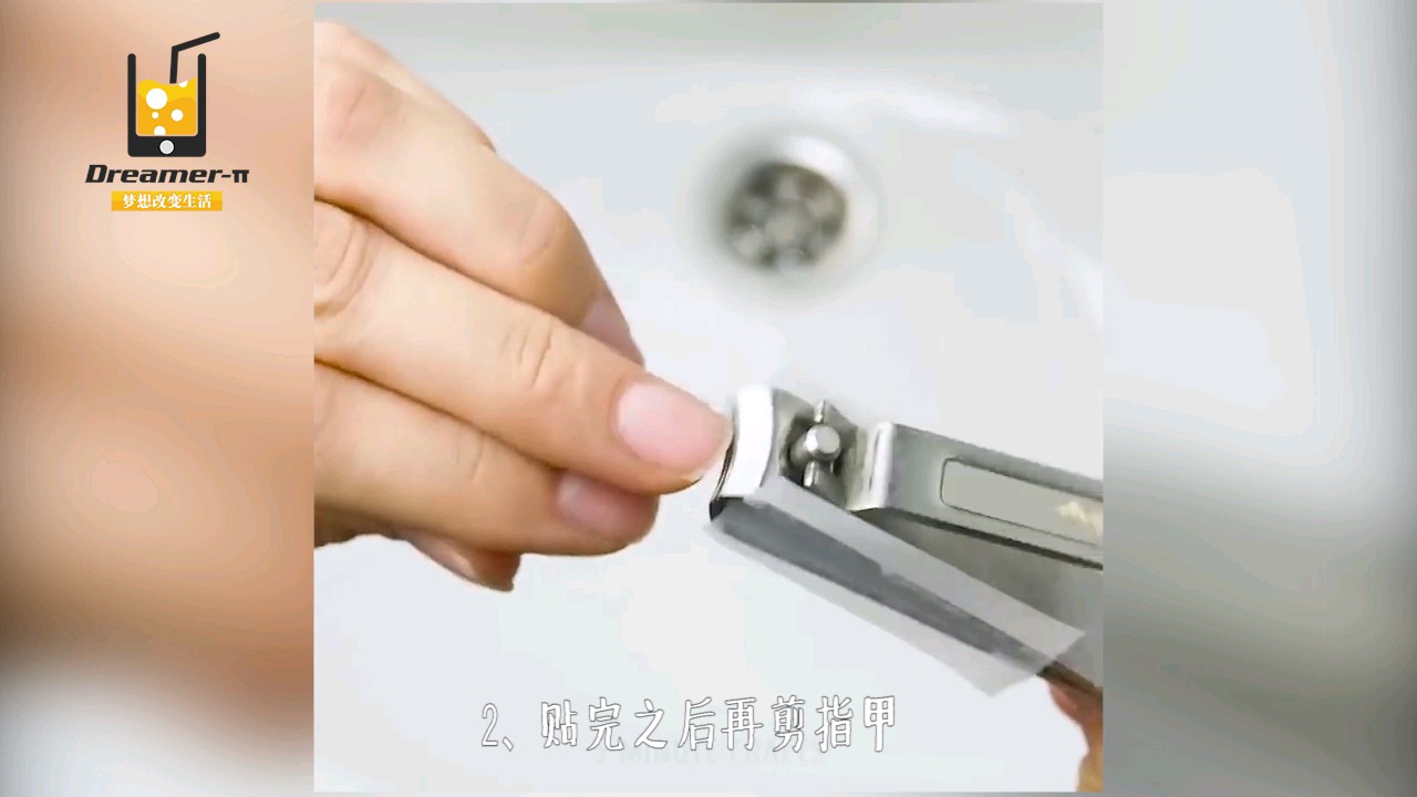 如何清理剪下的指甲,这样做不怕弄的到处都是了!