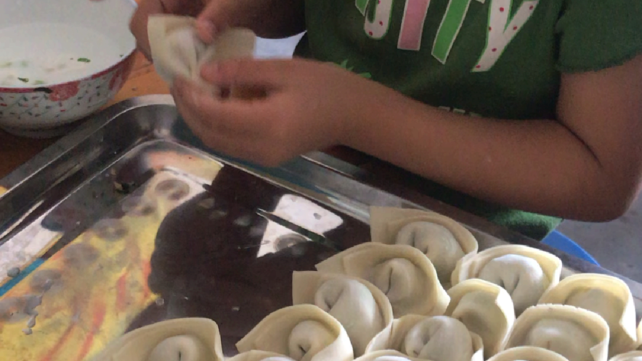 小女孩包馄饨的全过程,值得点赞!