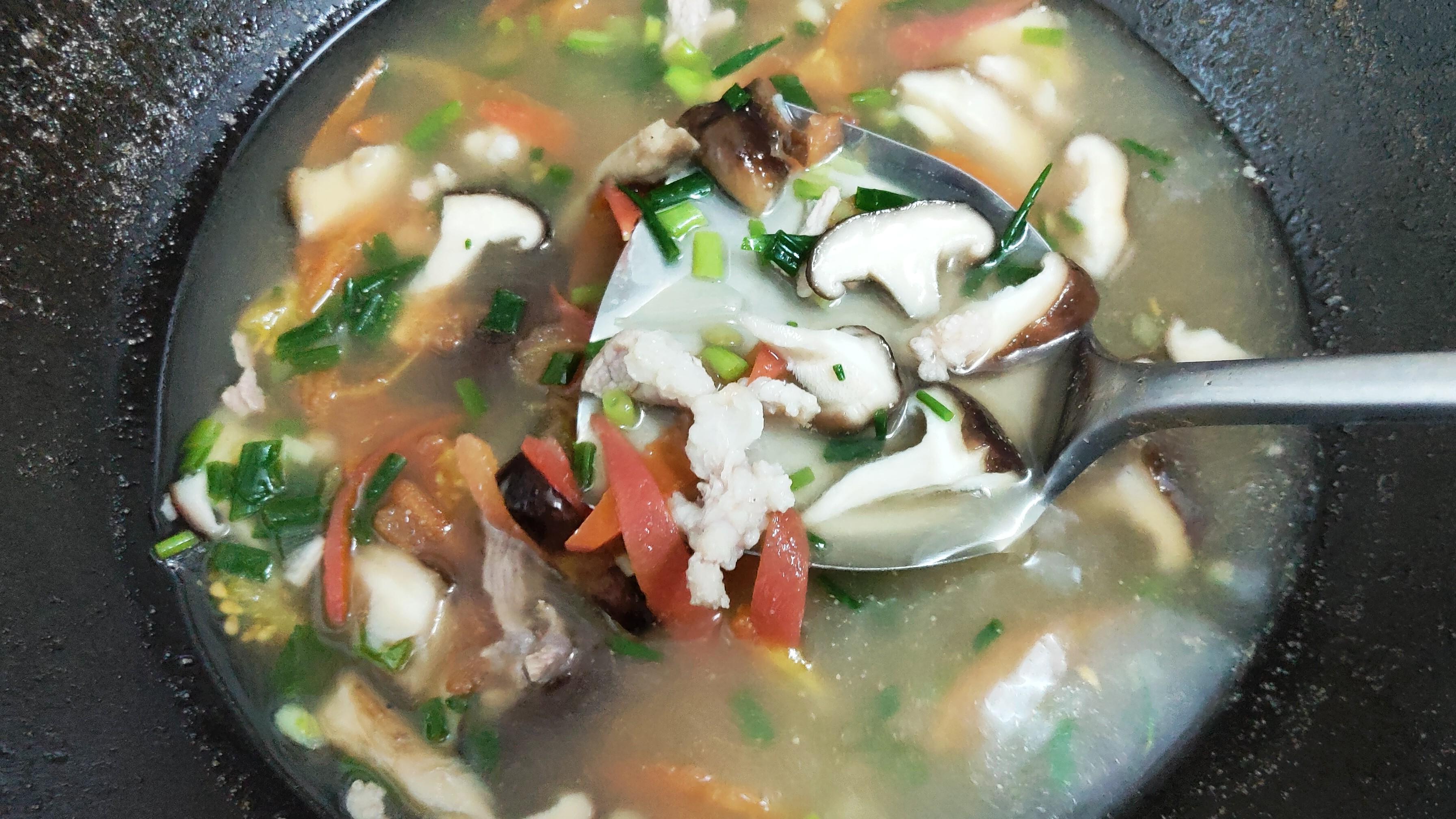 蘑菇加西红柿瘦肉汤的做法