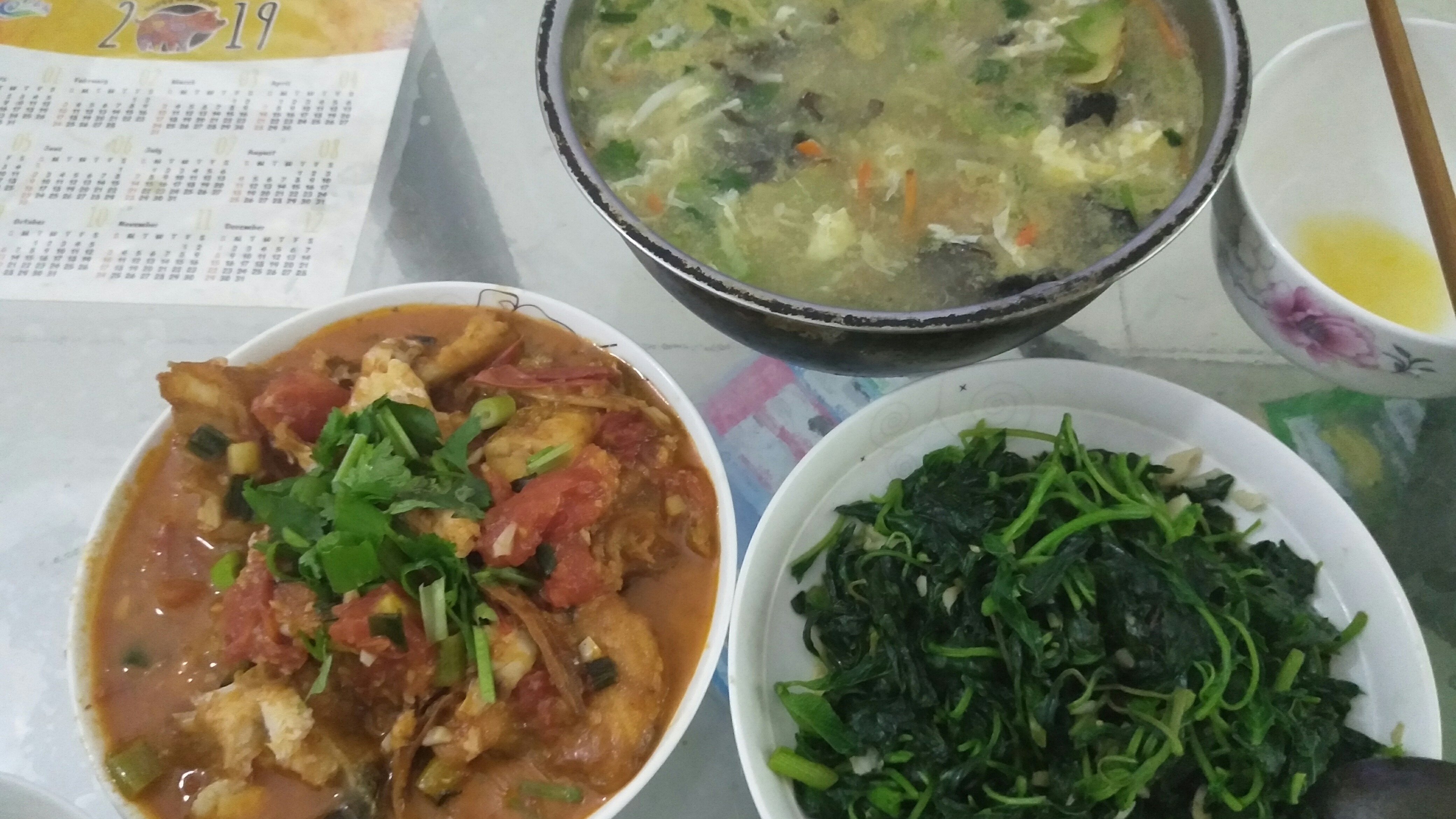 中午吃米饭,做个丝瓜汤,红烧鱼块,蒜末炒野苋菜荤素搭配