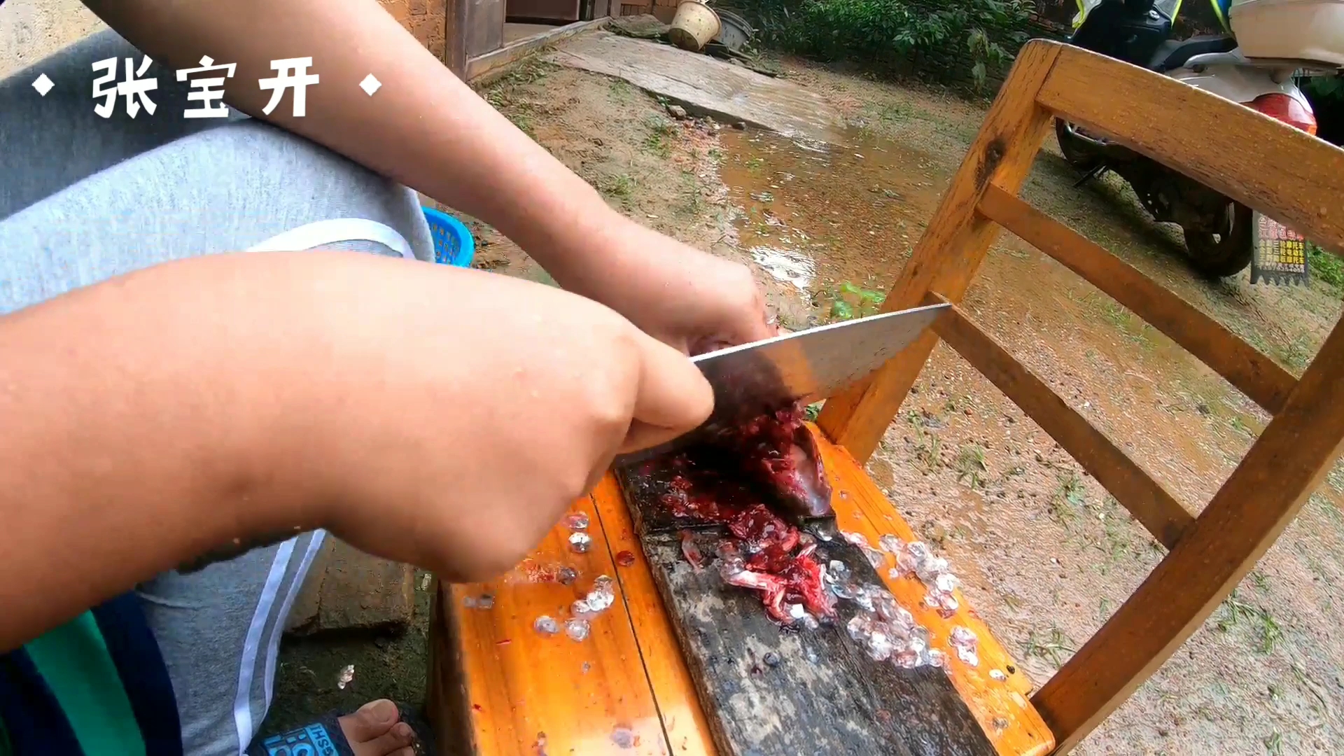 柬埔寨老婆烧鱼,跟我们中国很不一样,鱼鳞不去掉,媳妇吃的很香