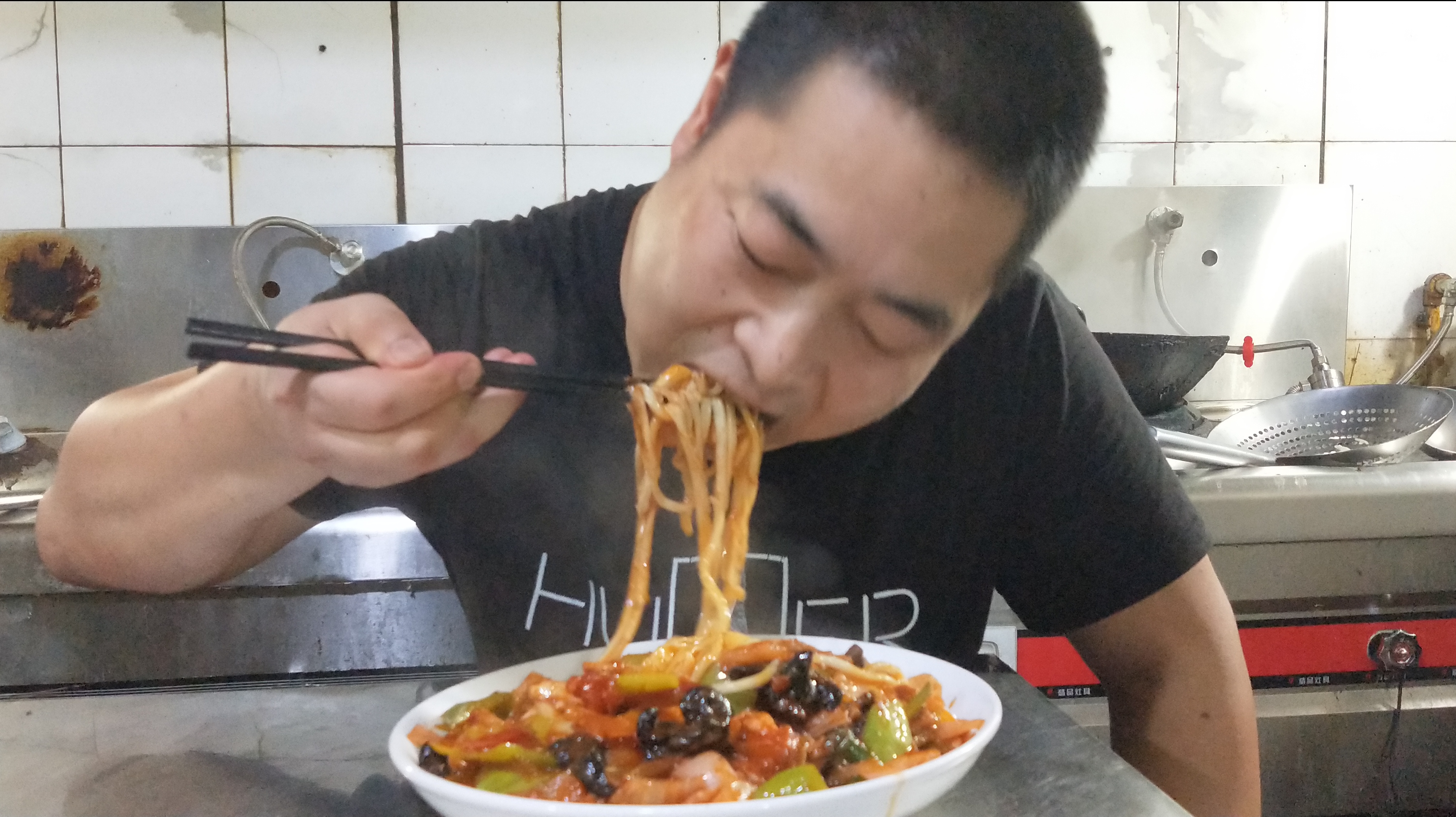 一盘新疆拉条子拌面,料足面美,小伙一盘不过瘾喋两盘