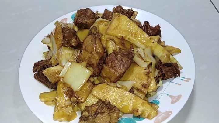 自创大头笋油焖鸭,大头笋要在干锅先煸炒下去生苦味才好吃!