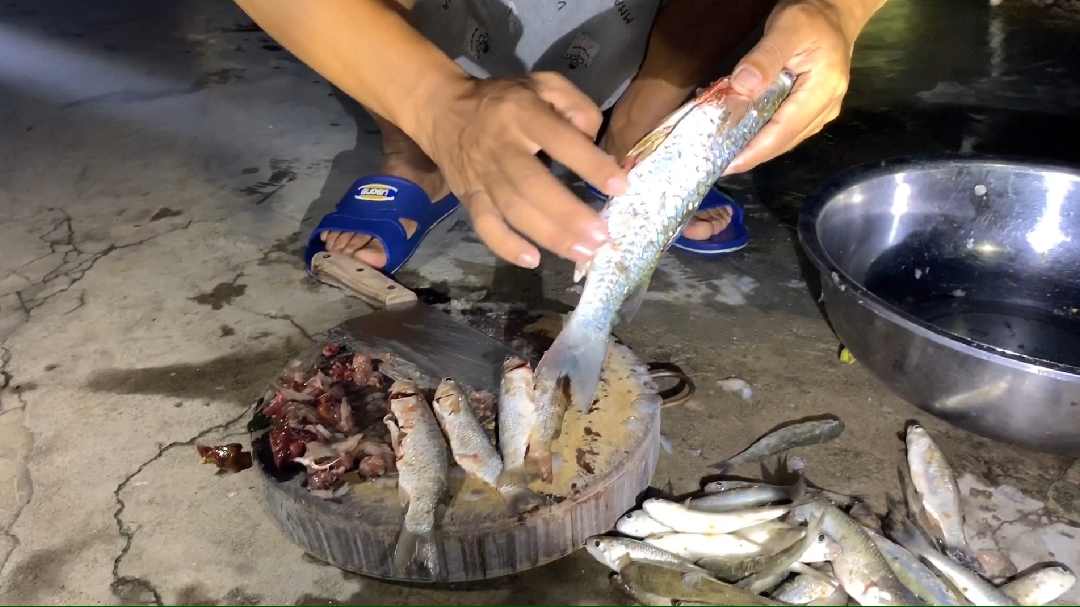 小伙宰鱼发现了什么吓出一身汗 做出海鱼大餐