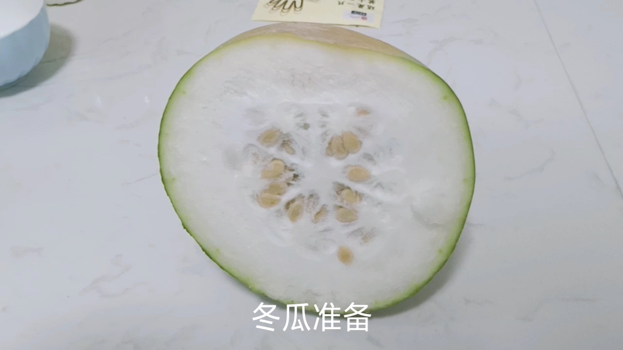 把鸡肉裹上面粉,煎过以后加水炖煮。真的太美味了!!