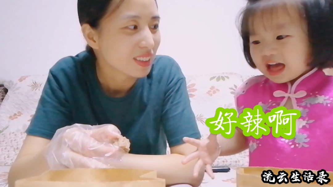 饭后加餐,30元怪味鸭脖海带,母女俩吃的香,萱萱不能吃辣嘴又馋