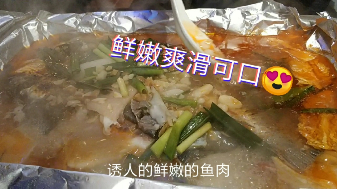 小哥尝了一下这里的纸包鱼赞不绝口,鱼肉太鲜了,和烤鱼不一样哦