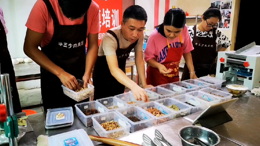 肉夹馍卤肉发苦,可能是这个原因,老潼关肉夹馍卤肉配料处理方法