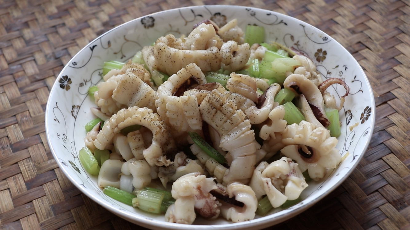 29块买回来的鱿鱼,加点芹菜一炒,5分钟出锅,可以配2碗米饭