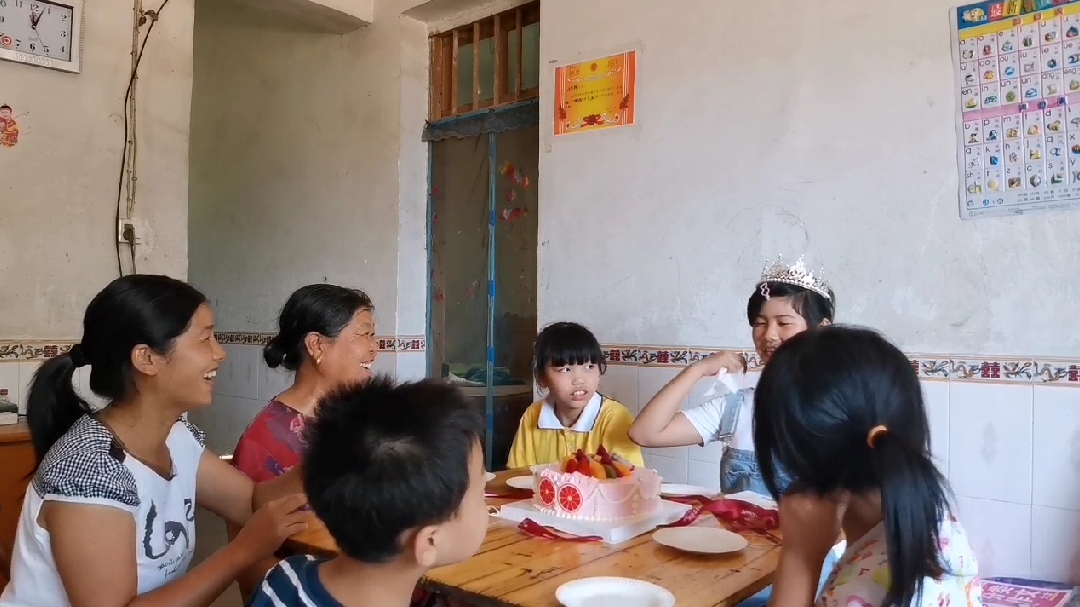 大女儿生日,英姐买了1个皇冠蛋糕,全家给她过生日,开心