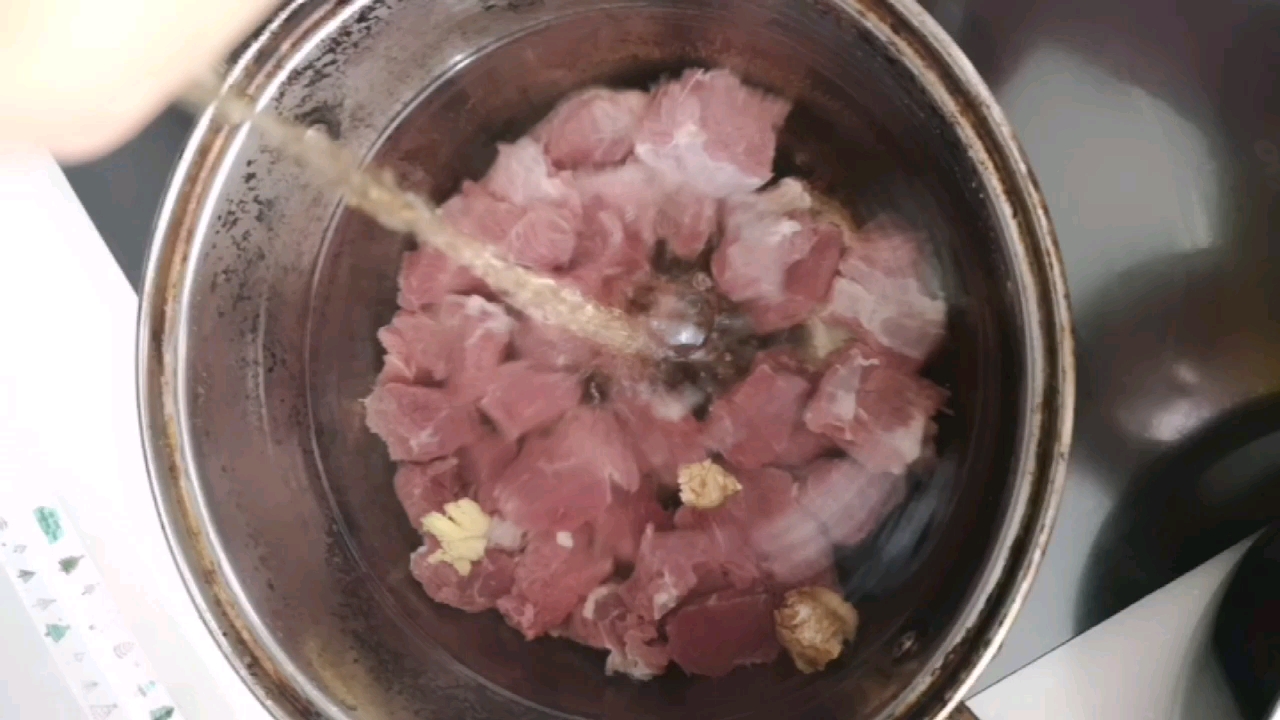 清炖牛肉汤加上2根西洋参,汤汁好喝很滋补