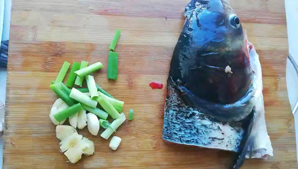 鲢鱼头这么炖特别鲜美～