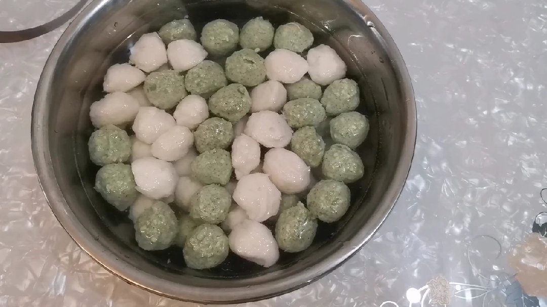双色鱼圆,好吃好看更干净卫生。大家也动手试试吧