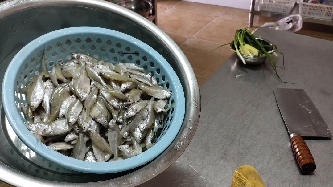 椒盐鳑鲏鱼又香又脆原来技巧在这里