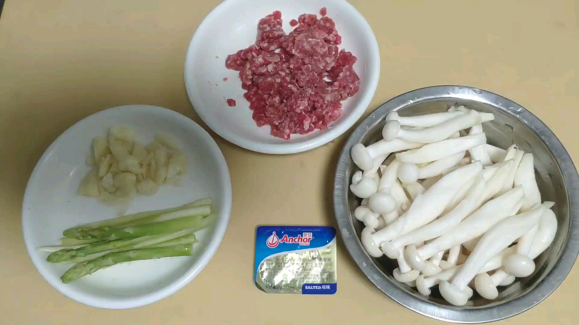 【家常菜系列】牛肉芦笋炒海鲜菇饭