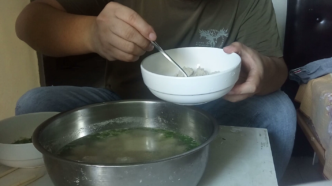 今天买了二斤猪肉,做汆丸子,吃着味道真不错!
