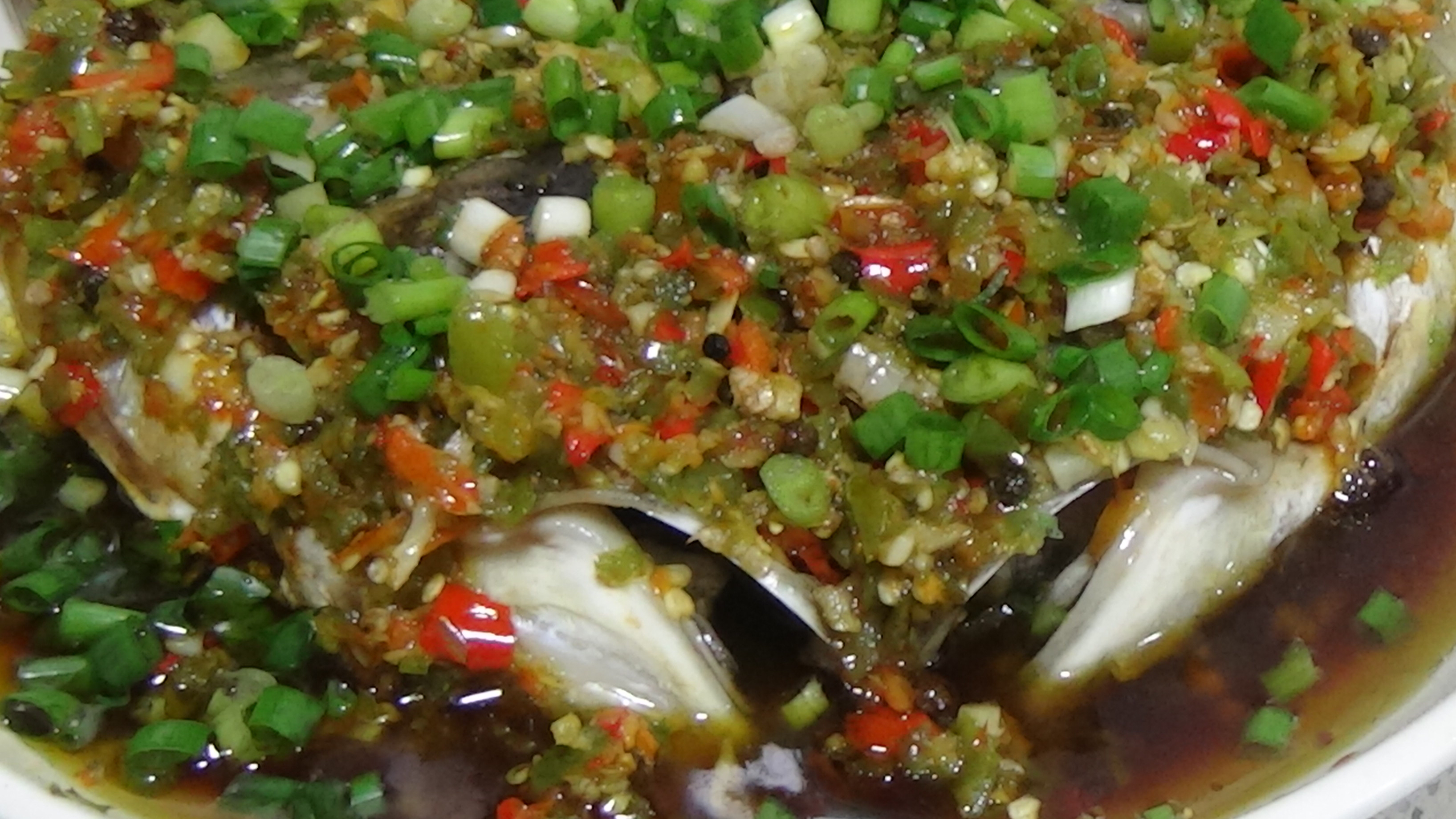 一把辣椒,一个鱼头,剁椒鱼头,麻辣鲜香,一个不够吃,还没解馋