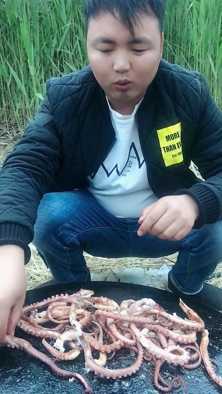 #美食#铁板章鱼足 老板说集够9个赞就让我吃饭