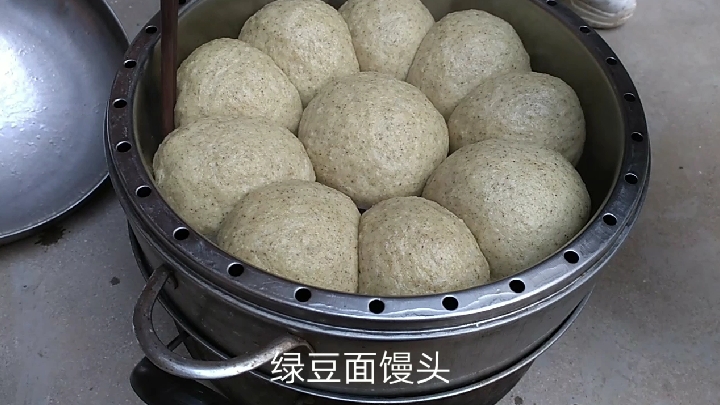 绿豆不要只煮来吃,还可以做成绿豆面馒头,绿豆馒头味道香甜好吃