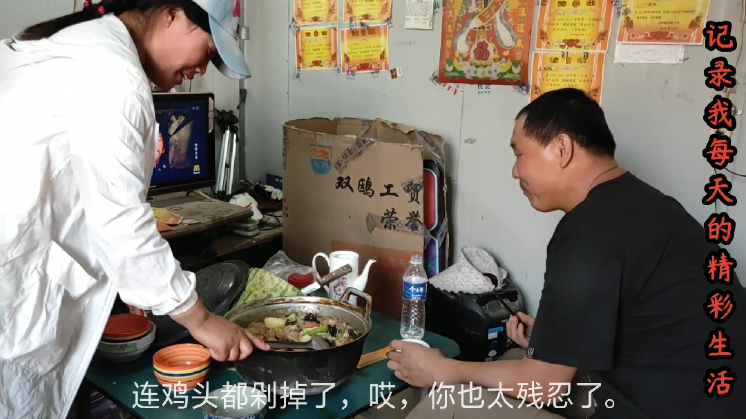 农村媳妇杀鸡,一刀没杀死二刀直接把头剁掉。老公:你太残忍了。