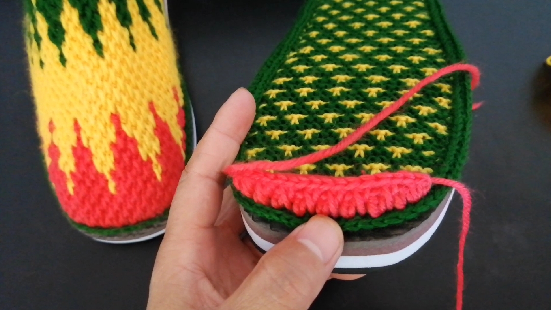 毛线拖鞋钩起来其实很简单,前面几排不空针,靠着上一排往后钩