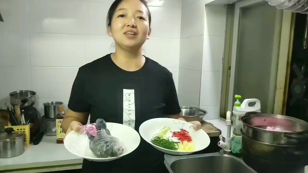 儿子这次成绩很好,胡子姐做美味的清蒸海鱼鼓励下!