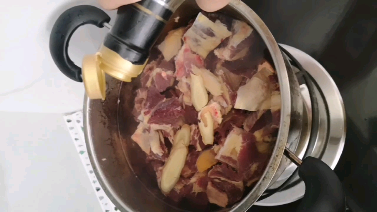 哐当哐当一吨午餐出来了,牛肉汤这样清炖好养人啊