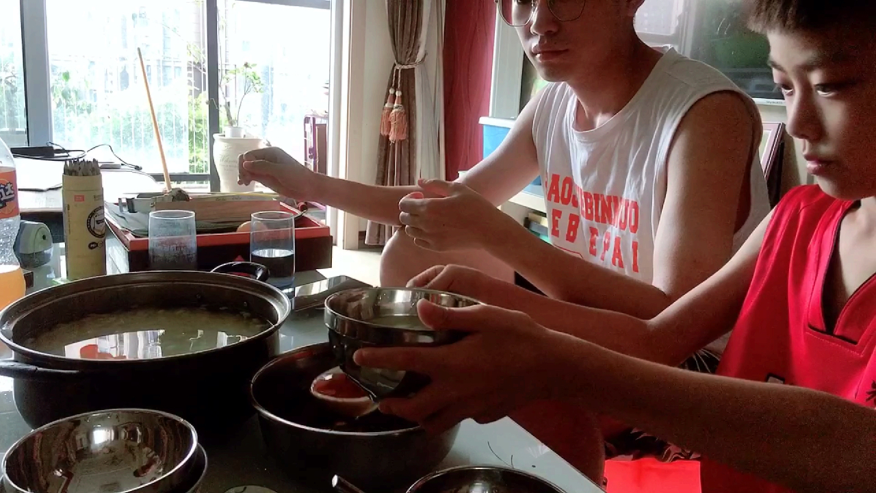 外面凉虾卖10块钱一份,打工妈妈花同样的价钱,自己在家做一大盆