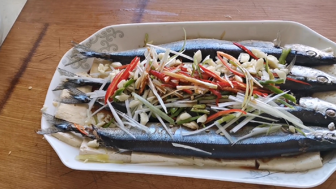 老闫做菜:秋刀鱼蒸豆腐