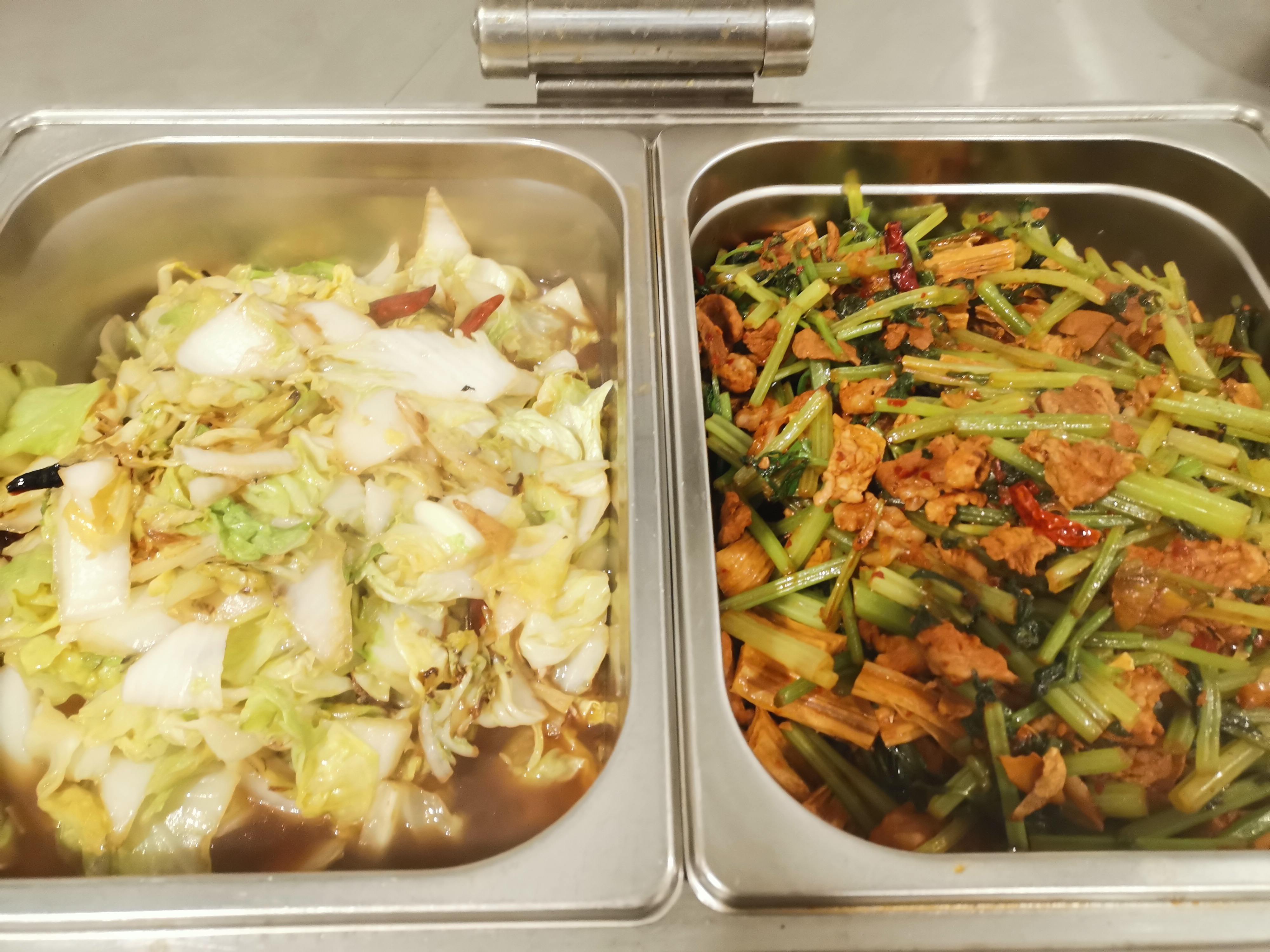 我们的工作餐,肉炒香芹腐竹,清炒白菜