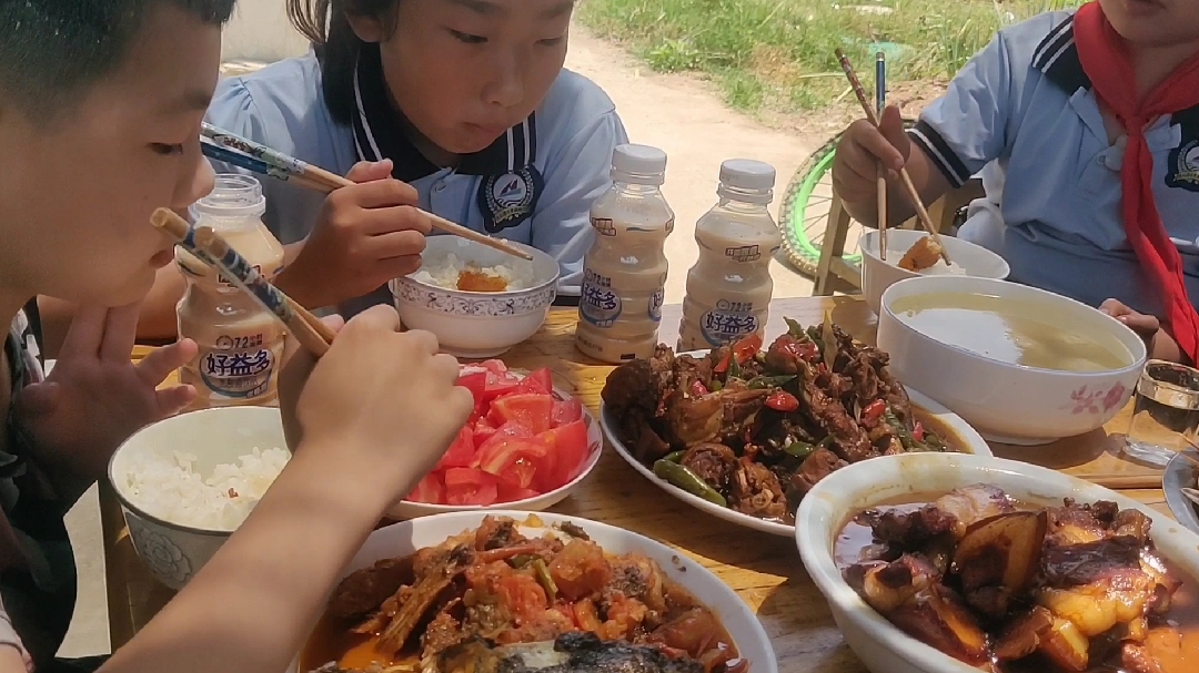 中午孩子放学回家爸爸已经准备好一桌丰盛的午餐看着好暖心