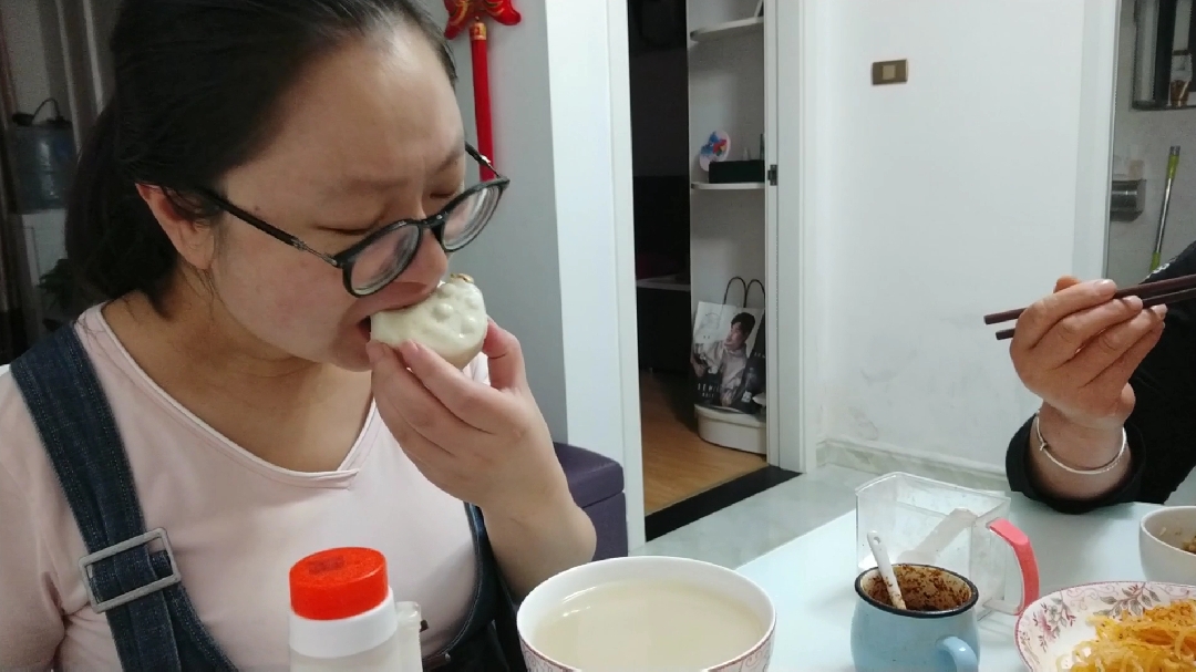 婆婆蒸两锅包子,牛肉馅和羊肉馅的!小孕妈又吃爽了!