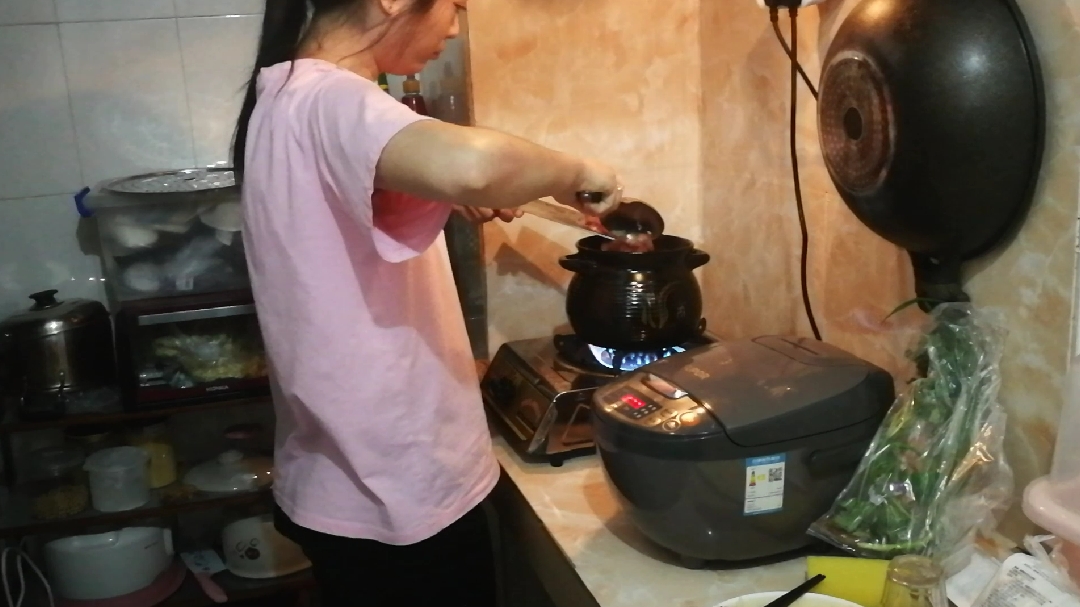 潮汕养生砂锅鱼头粥,鱼头富含卵磷脂