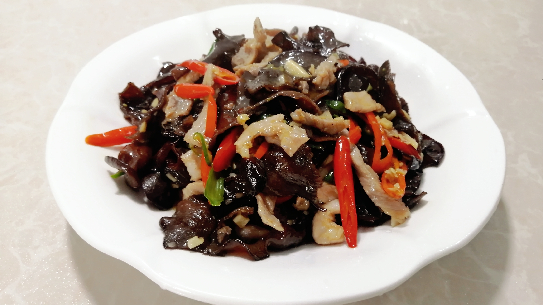 木耳肉丝这样炒,肉丝滑嫩,木耳爽脆,小孩特别爱吃。