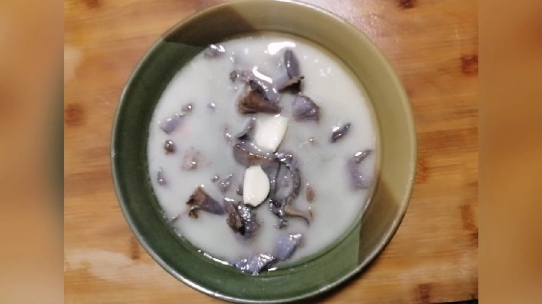山上采的野生菌菇炖出来汤白味鲜美,味道就是不一样