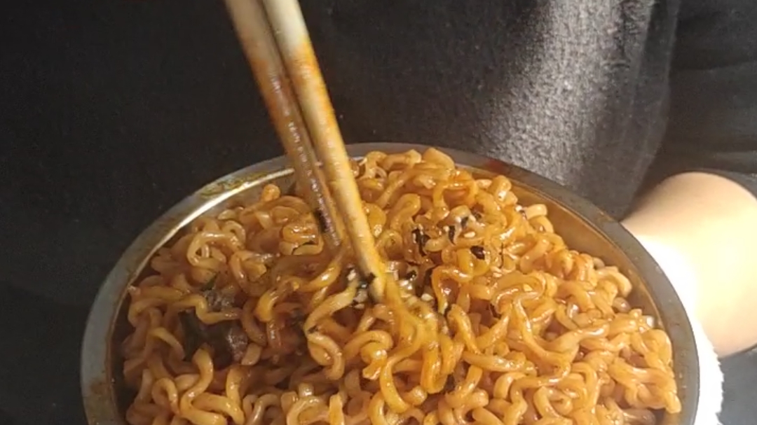 宝妈挑战三倍辣火鸡面  看最后辣哭没有!